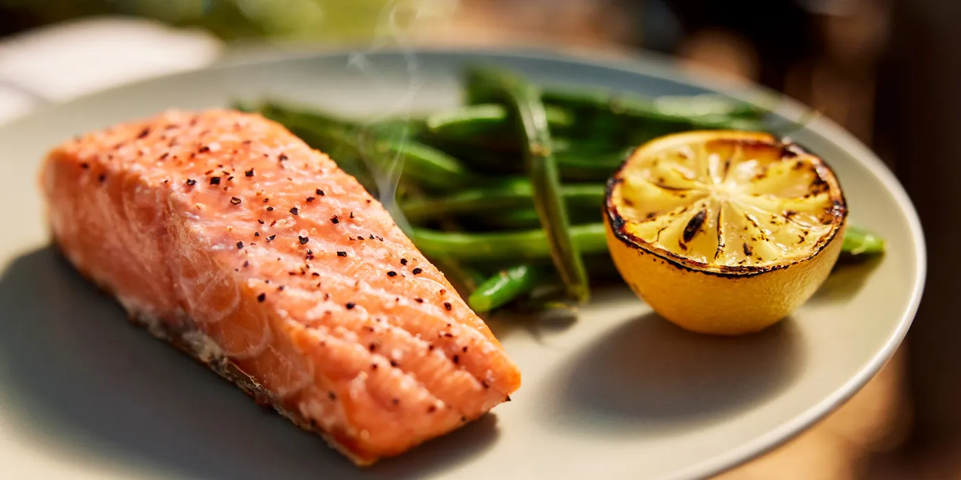 Losos na žaru s mahunama na pari