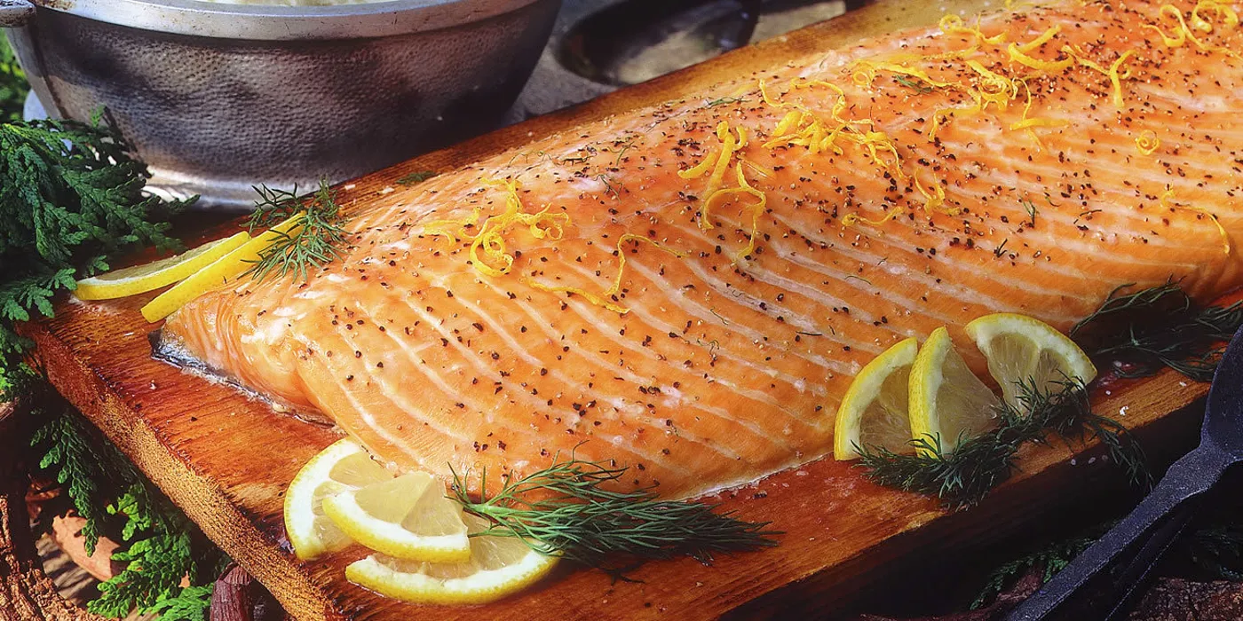 Losos pečen na cedrovoj dasci