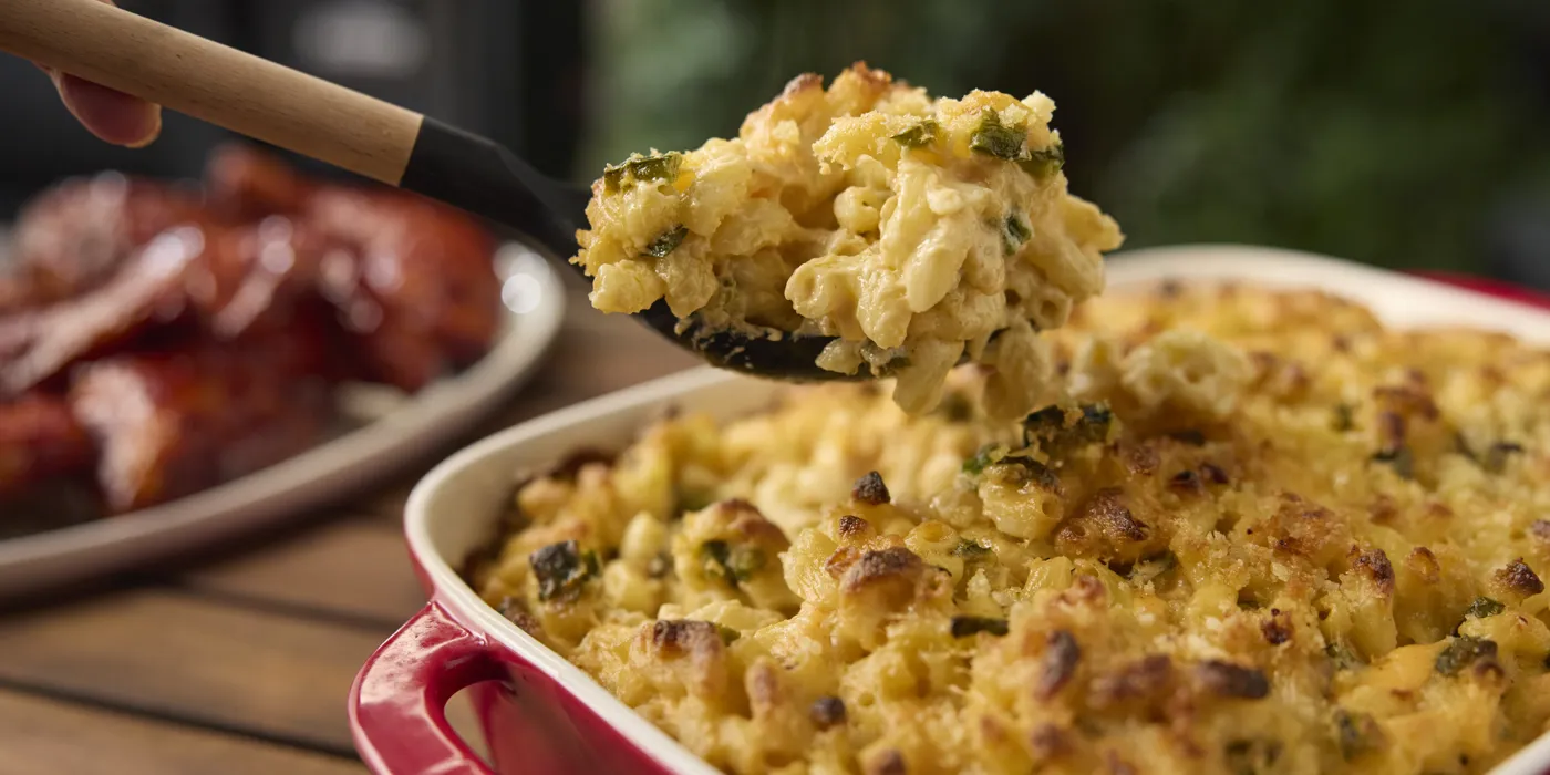 Makaroni sa sirom i pečenim poblano papričicama s roštilja