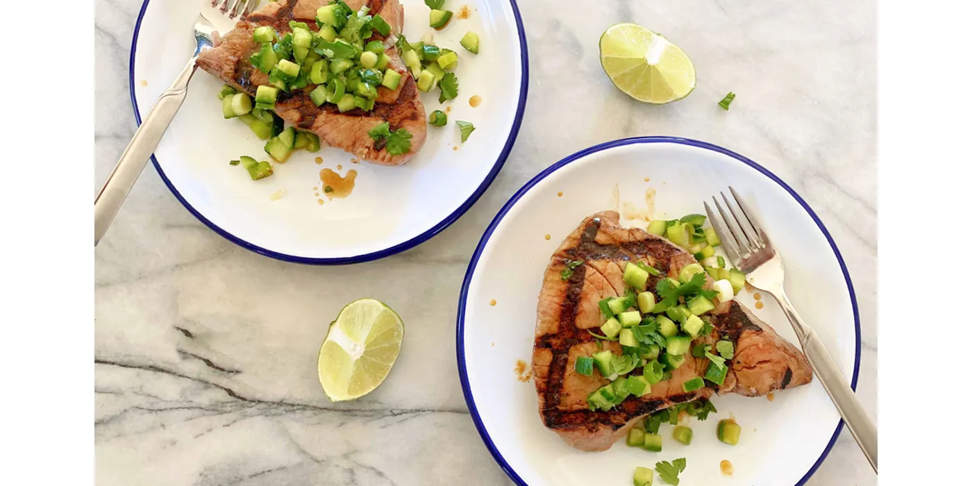 Marinirani Ahi tuna odresci s relishom od krastavca i mladog luka