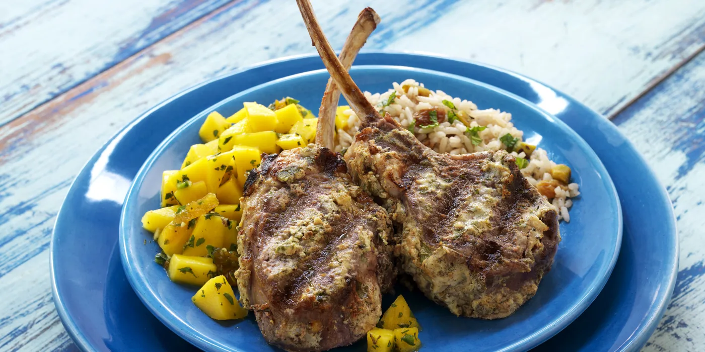 Marinirani janjeći kotleti s chutneyjom od manga i pilafom od pistacija