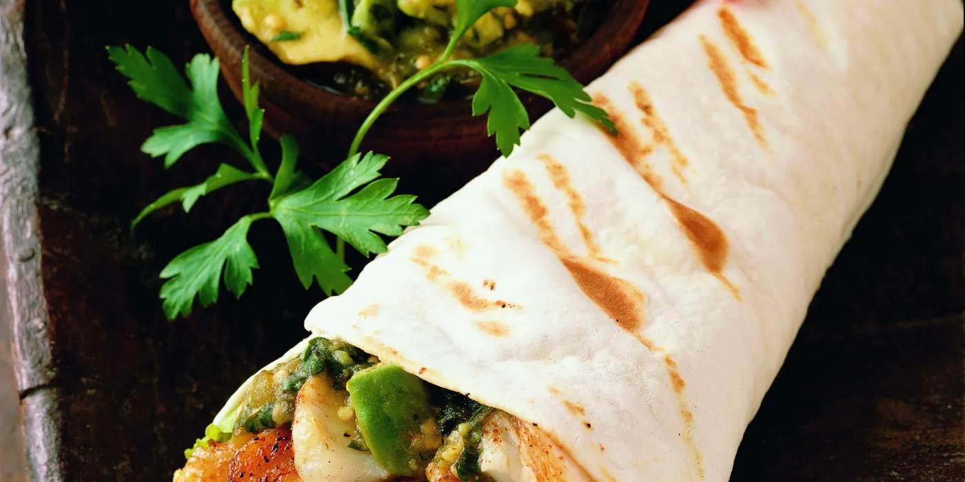 Mekane taco tortilje s crvenim škarpunom i salsom od tomatilla i avokada