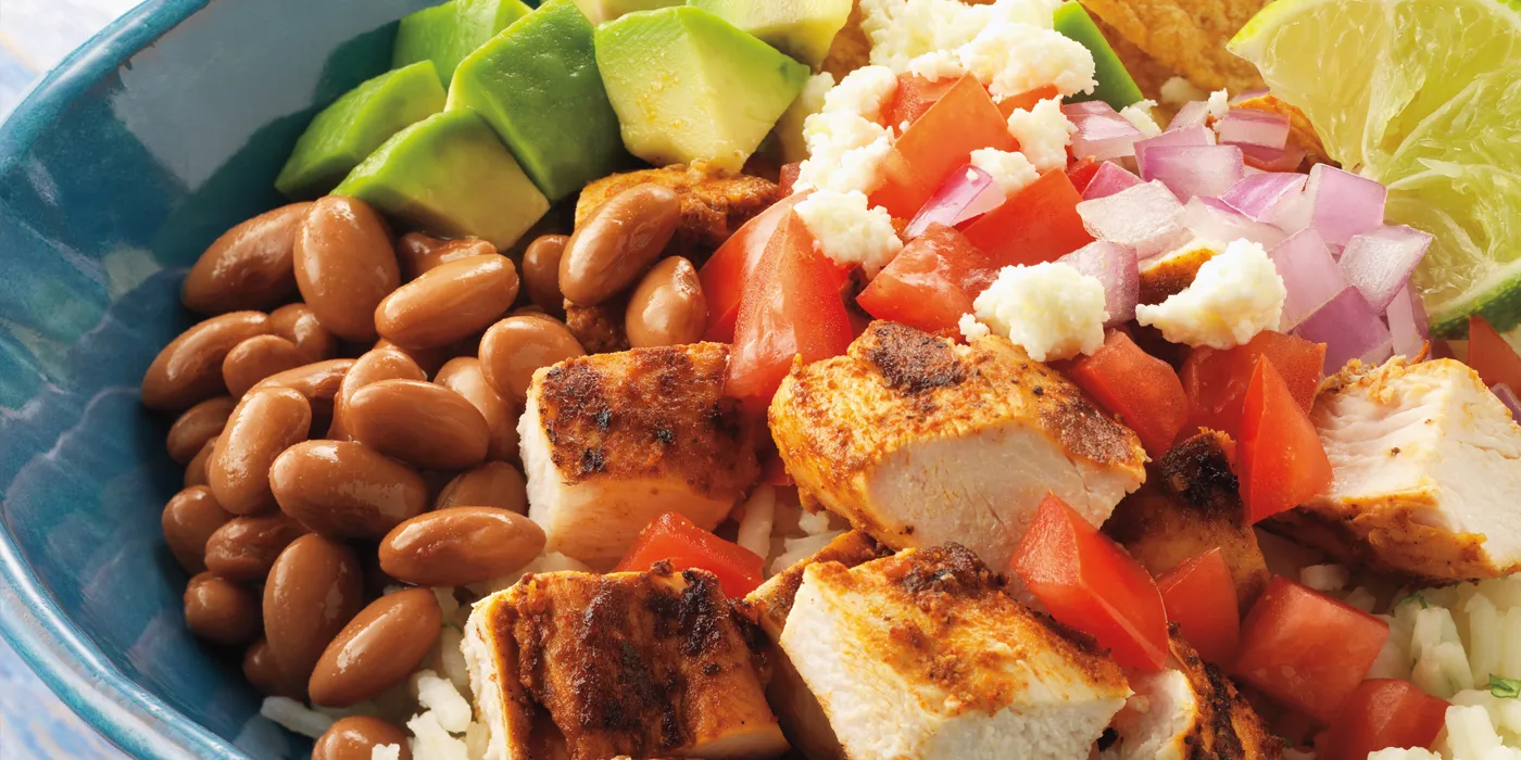 Meksičke zdjelice s piletinom, rižom, grahom i queso fresco sirom