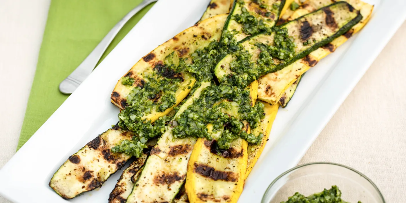 Miješano povrće s roštilja - tikvice i squash s pestom