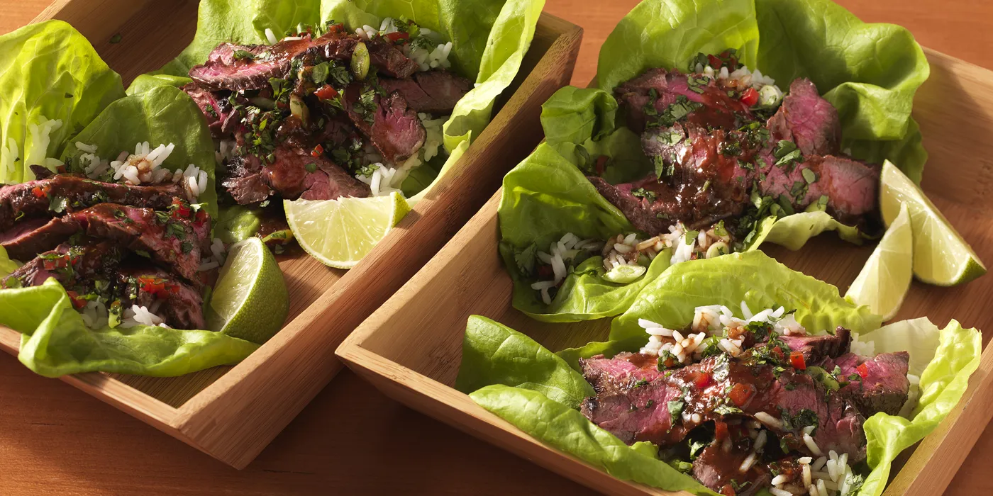 Odresci od skirt steaka u đumbir-soja marinadi u listovima salate