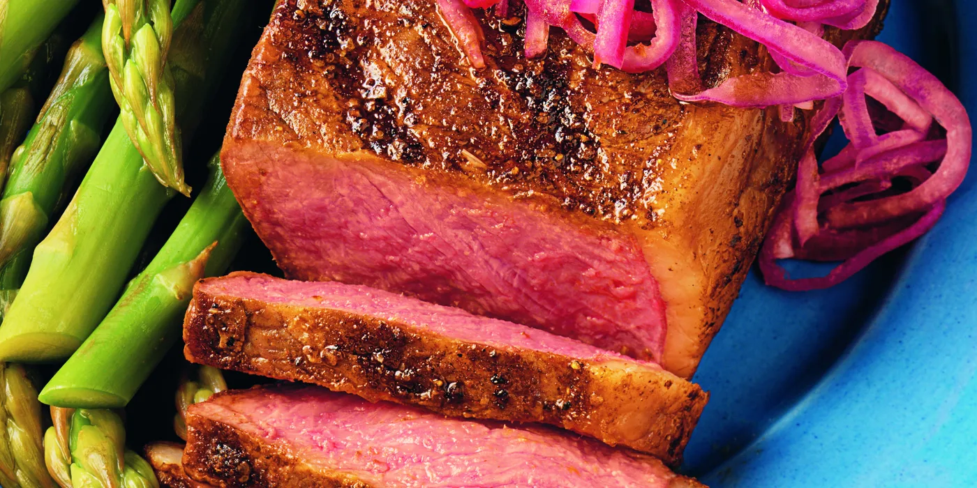 Odresci s paprikom i ukiseljenim lukom