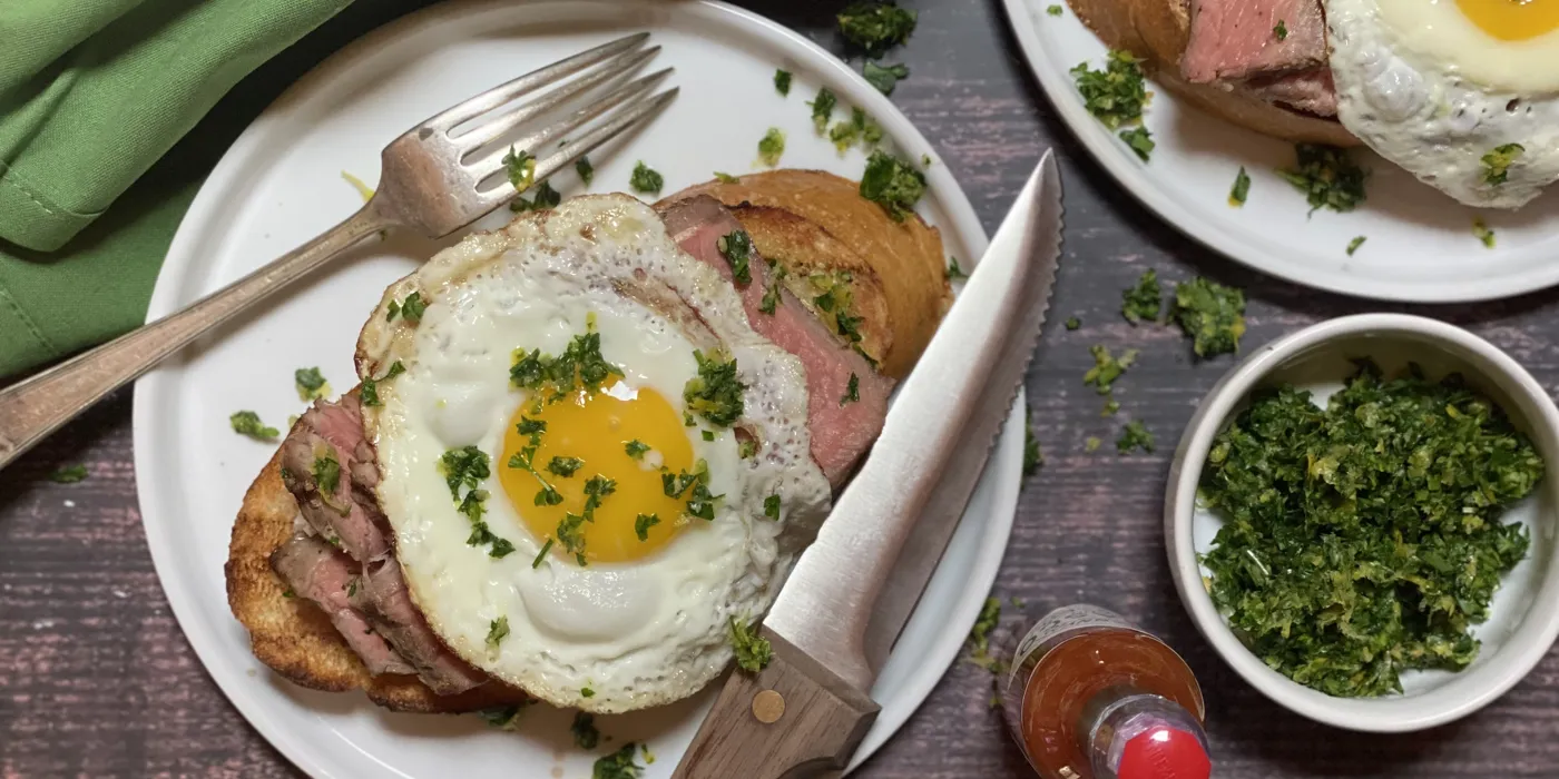 Odrezak s jajima i gremolatom