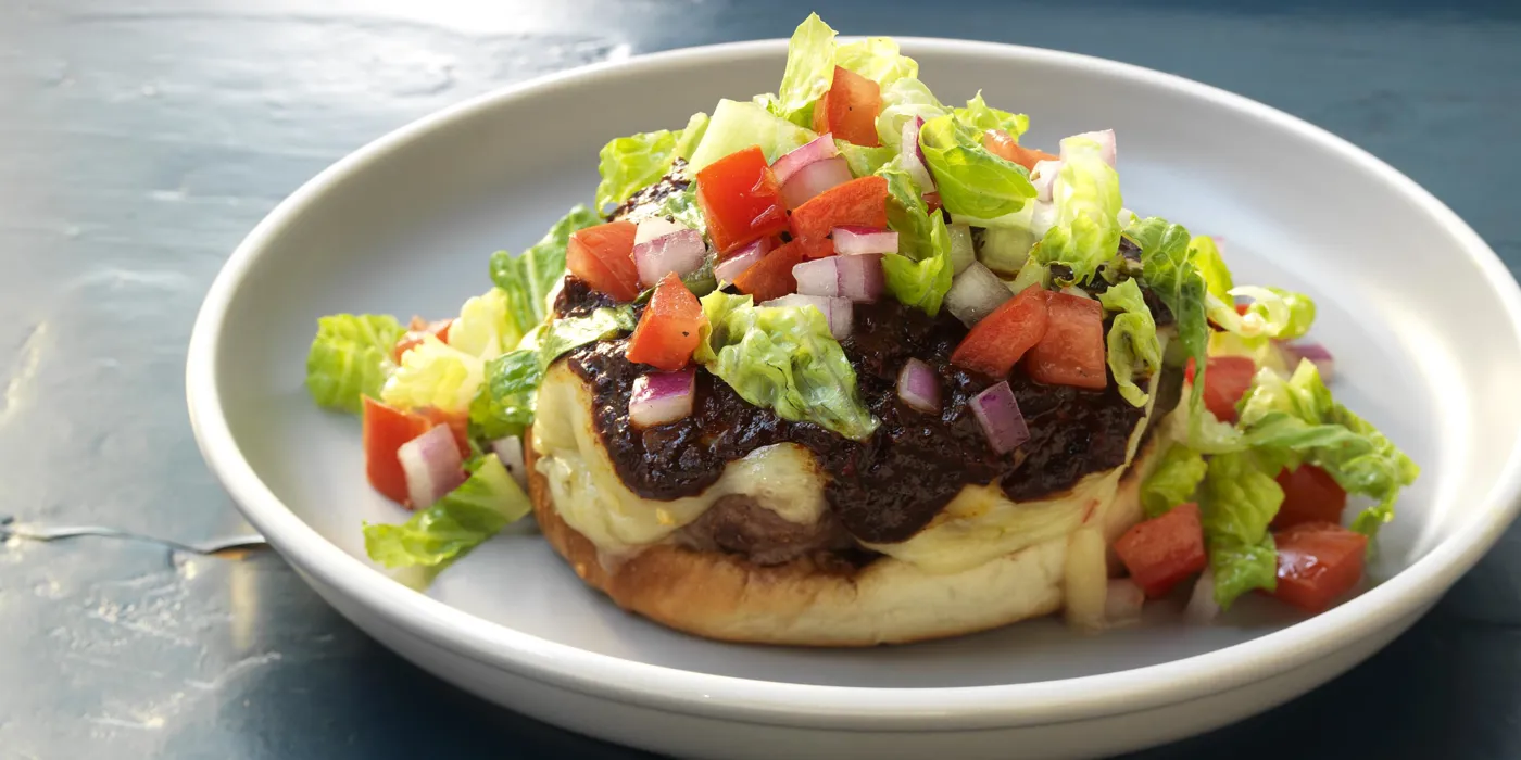 Otvoreni cheeseburger s chile colorado umakom