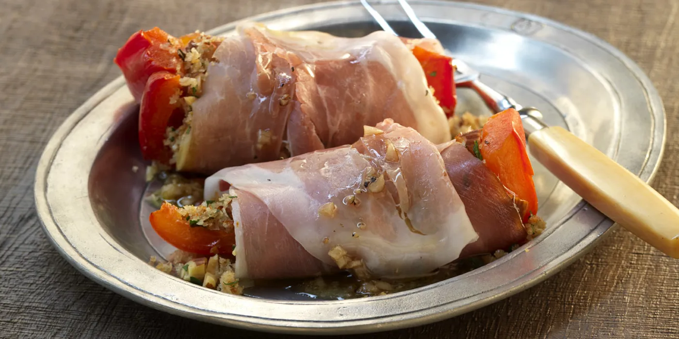 Paprike umotane u Serrano šunku s mrvicama od inćuna i badema