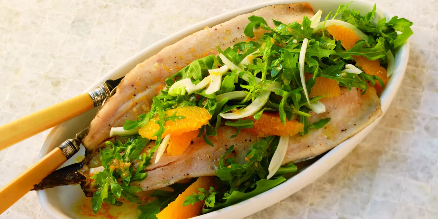 Pastrva na cedrovoj dasci s rukolom, komoračem i narančom