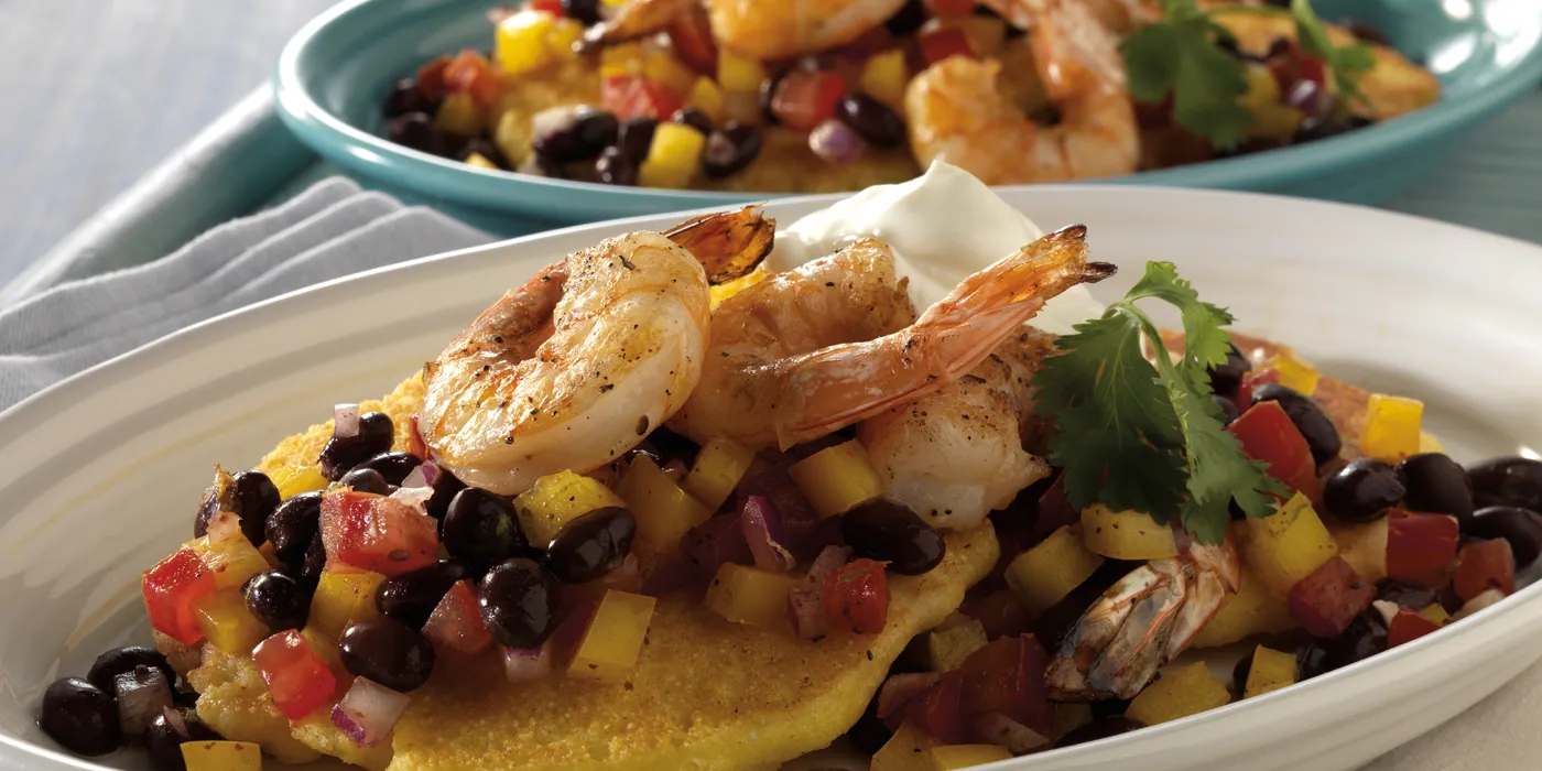 Pečene škampe s kukuruznim palačinkama i relistom od crnog graha