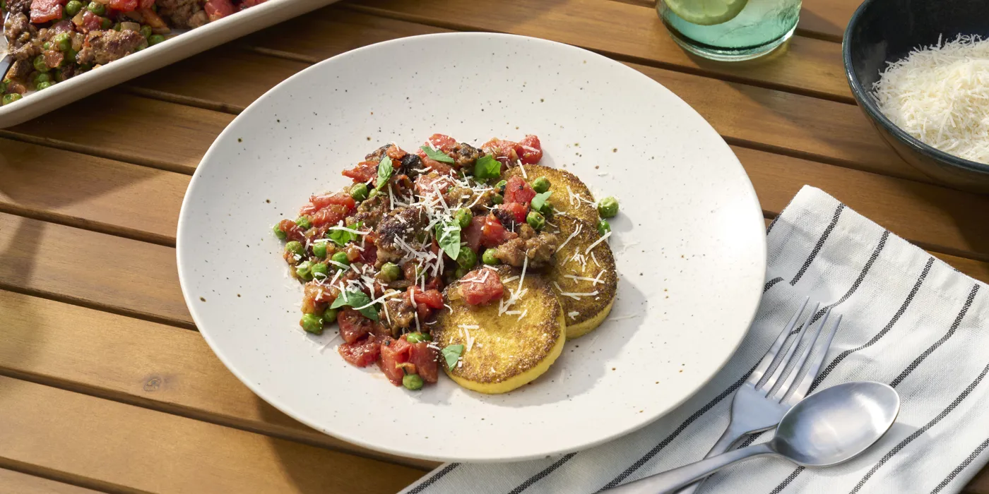 Pečeni kolači od palente s talijanskom kobasicom i graškom