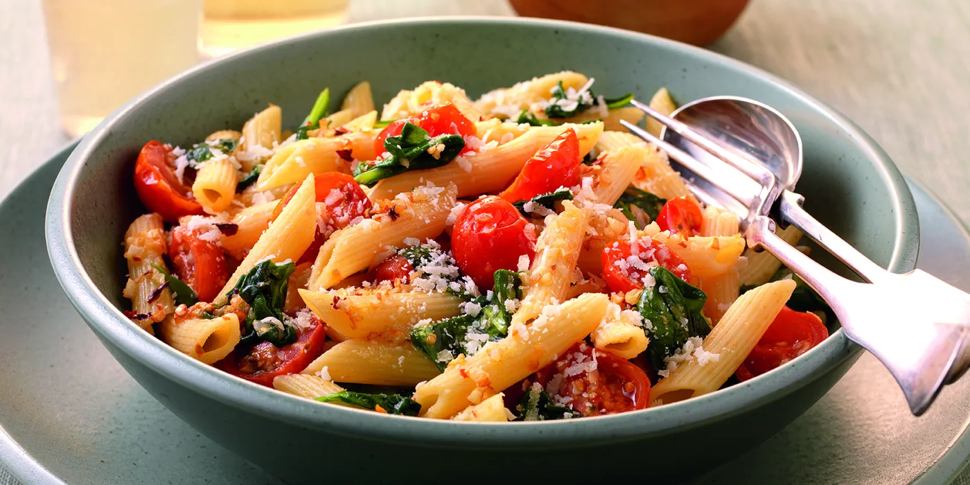 Penne tjestenina sa špinatom i dimljenim rajčicama