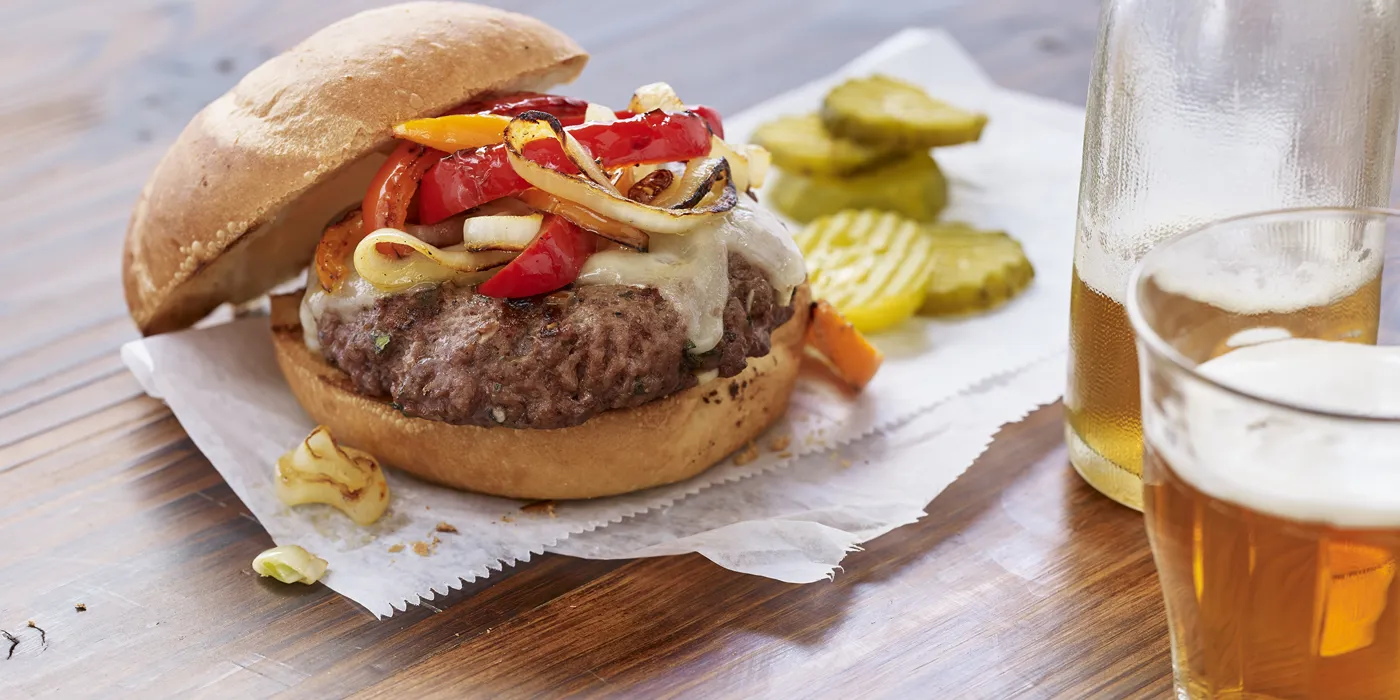 Philly cheeseburgeri s lukom, paprikama i provolone sirom