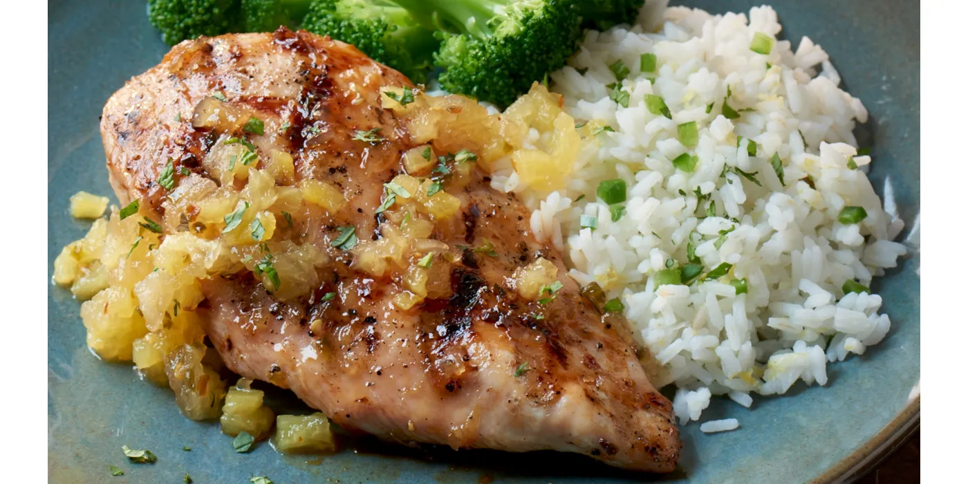 Pileća prsa glazirana ananasom s rižom od limuna i jalapeña