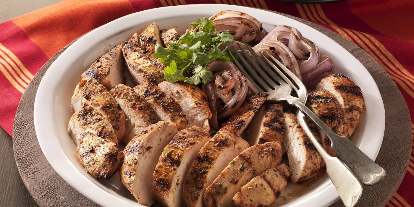 Pileća prsa marinirana u citrusima s grillanim crvenim lukom