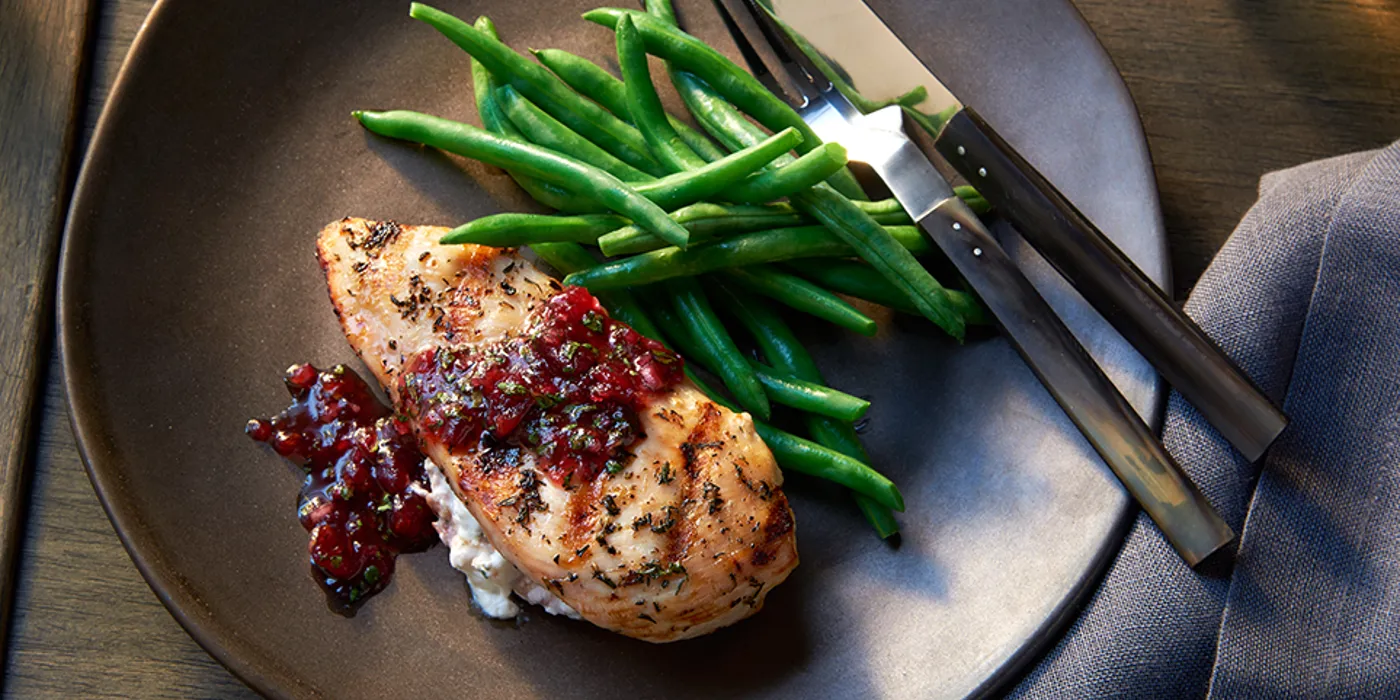 Pileća prsa punjena kozjim sirom s brusničnom salsom