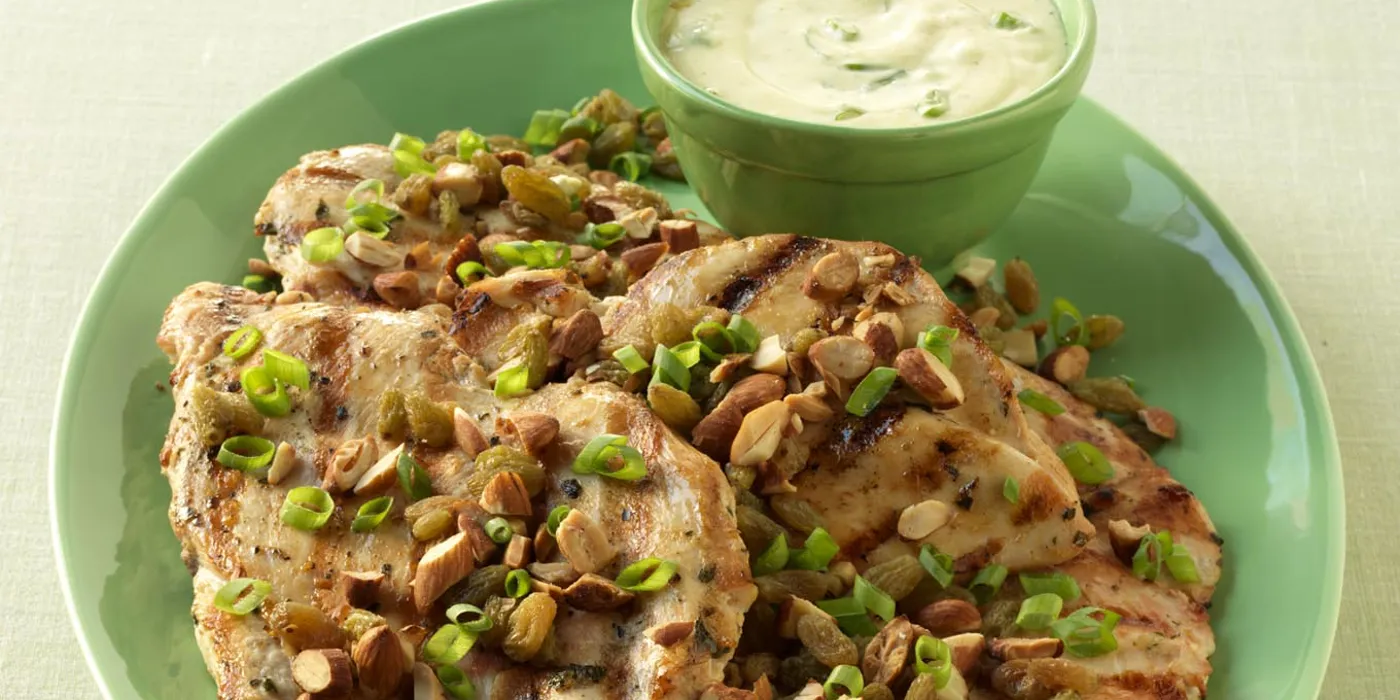 Pileća prsa s curry umakom i zlatnim grožđicama