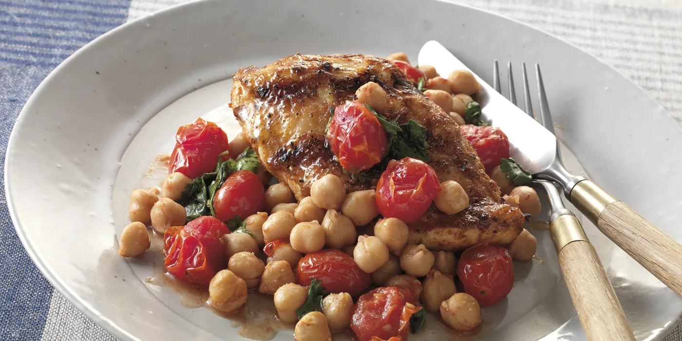 Pileća prsa s pečenim rajčicama i slanutkom iz tave