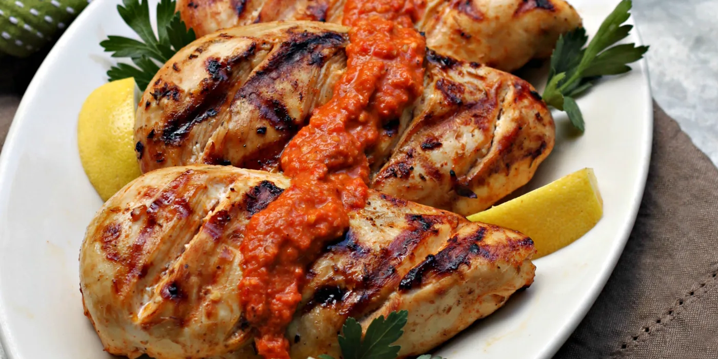 Pileća prsa s romesco umakom od pečene crvene paprike