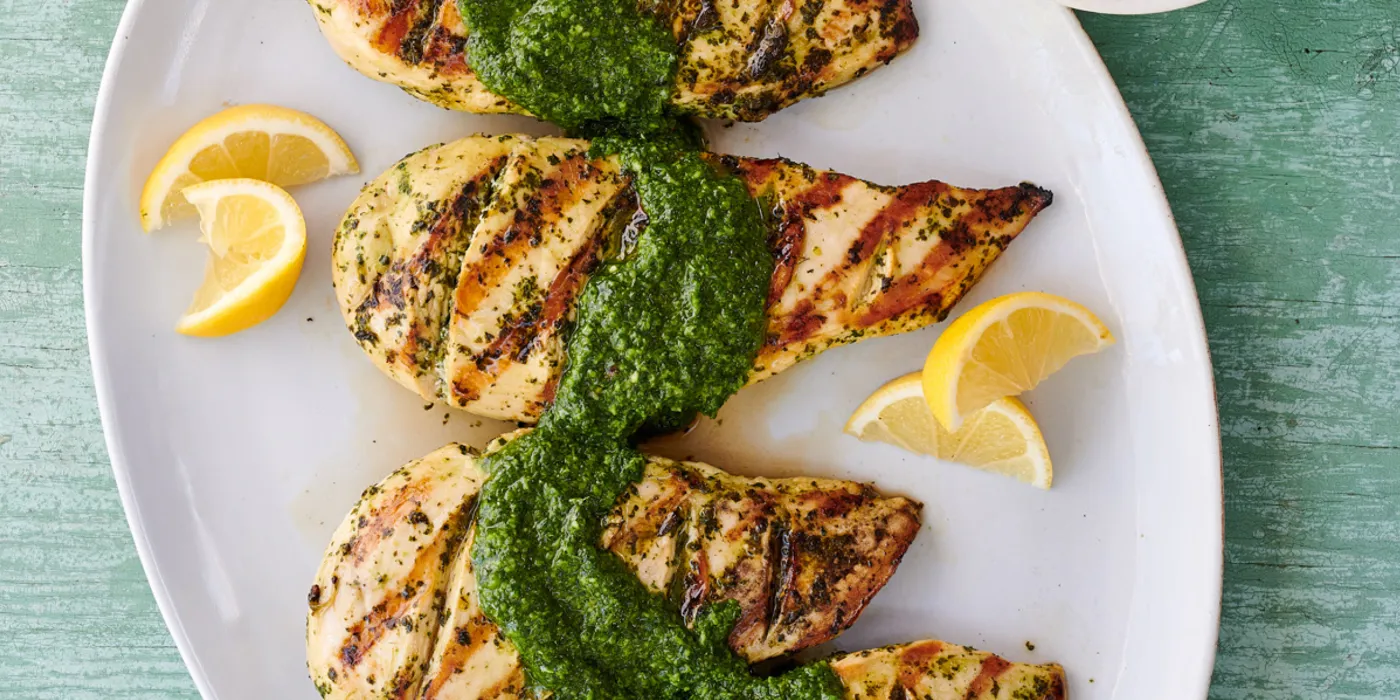 Pileća prsa sa zelenom začinskom salsom