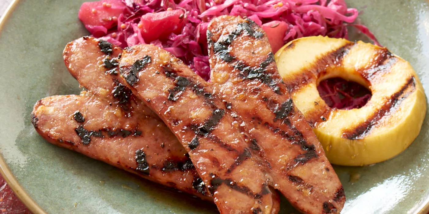 Pileće kobasice s jabukama u glazuri od soka i crvenim kiseli kupusom