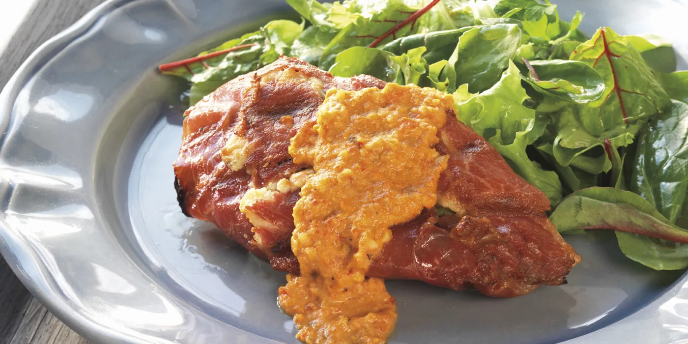 Pileći odresci umotani u serrano šunku s romesco umakom