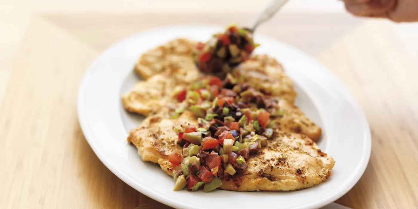 Pileći paillard s relishom od rajčice i maslina