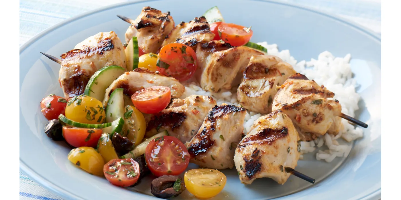 Pileći ražnjići s harisom i salatom od krastavca i rajčice