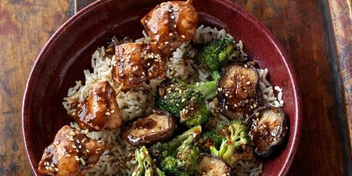 Pileći ražnjići s hoisin umakom, brokulom i gljivama