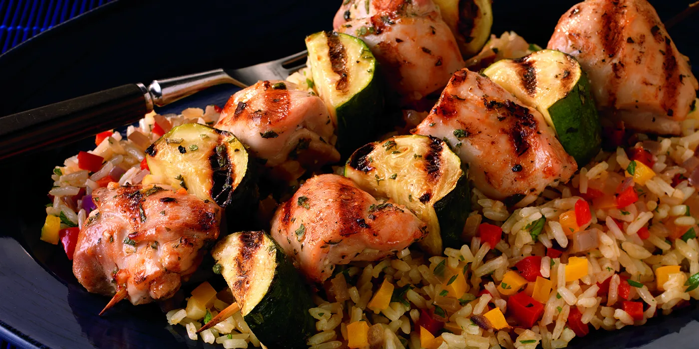 Pileći ražnjići s limunom i origalom na šarenom rižotu