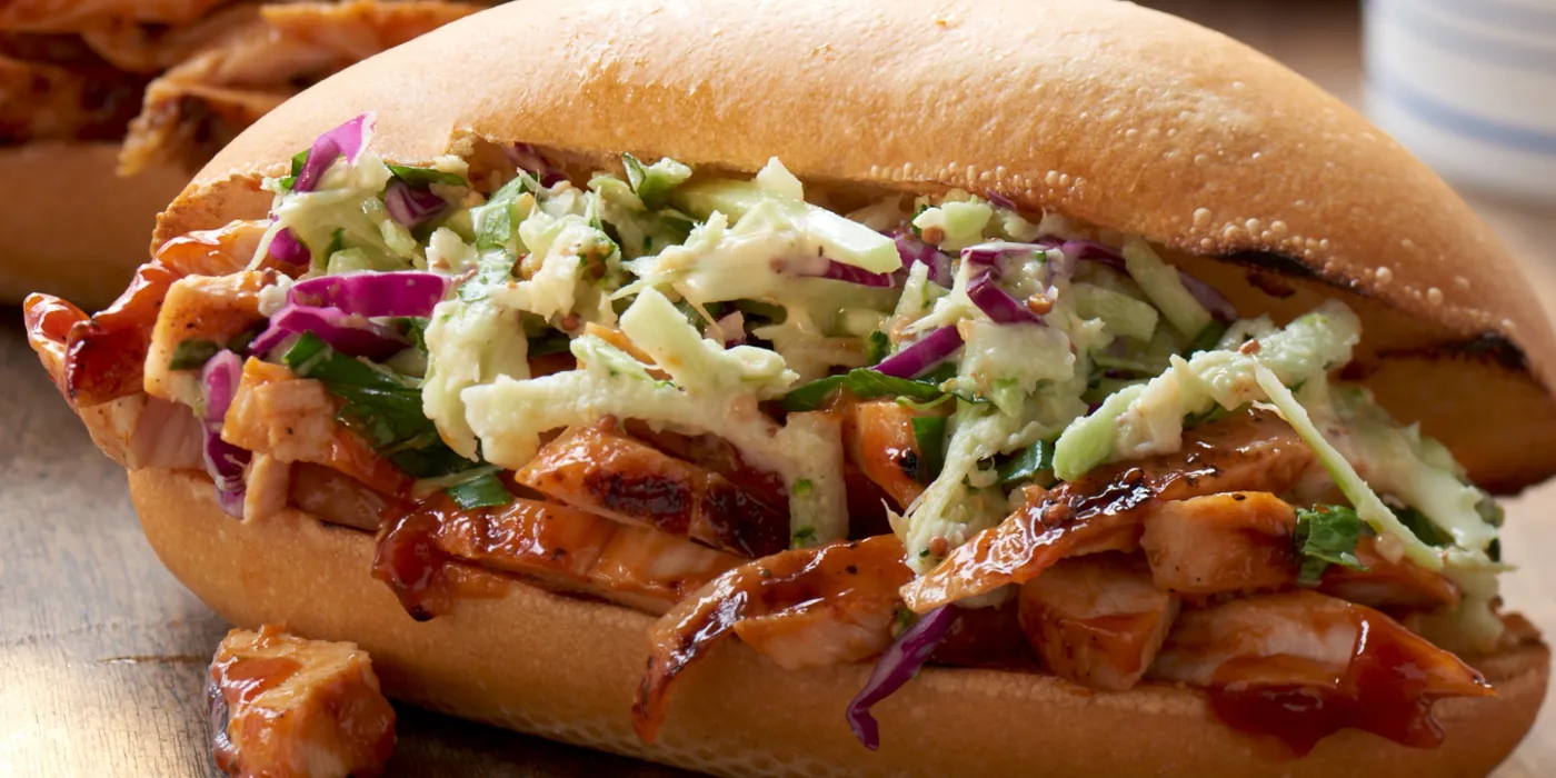 Pileći sendviči s BBQ umakom i slaw salatom od brokule