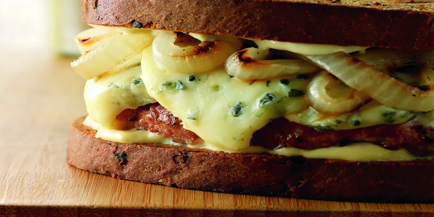 Pileći sendviči s plavim sirom i grilanim lukom