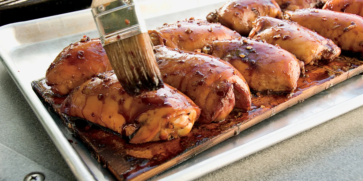 Pileći zabatci na cedrovoj dasci sa soja-đumbir glazurom