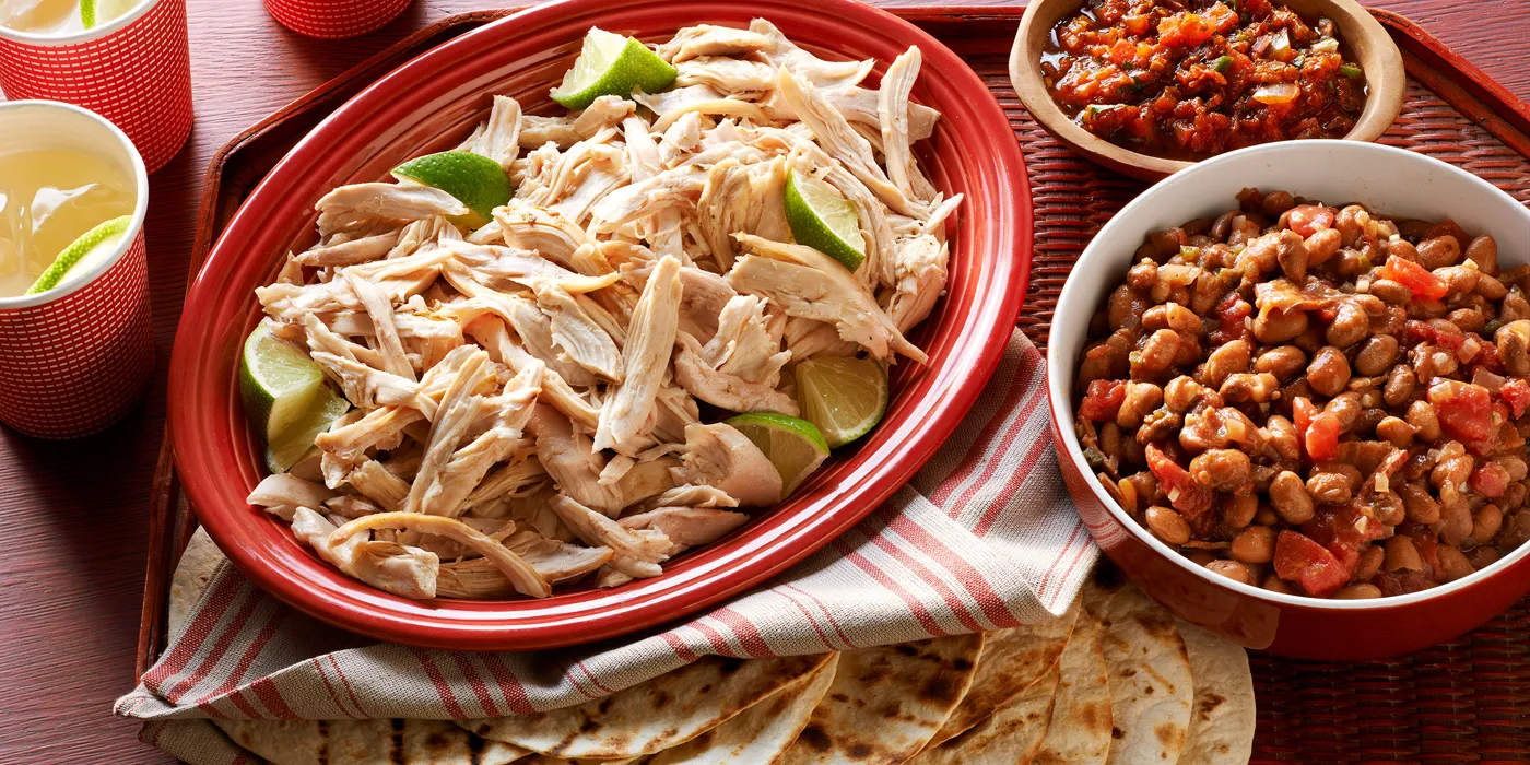 Piletina na limenki piva s kaubojskim grahom i tortiljama