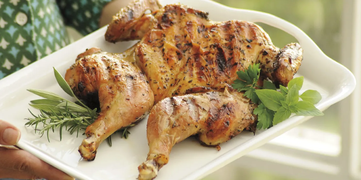 Piletina s muškatnim oraščićem i začinskim biljem pod lijevanom tavom