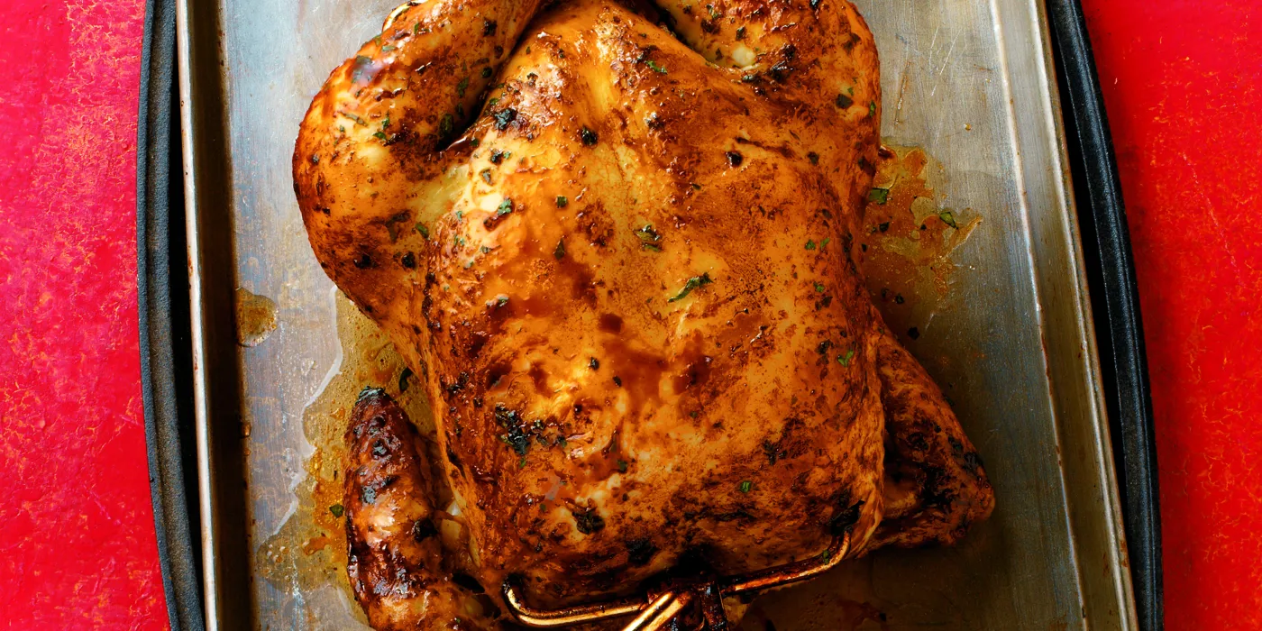 Piletina s pet začina na ražnju