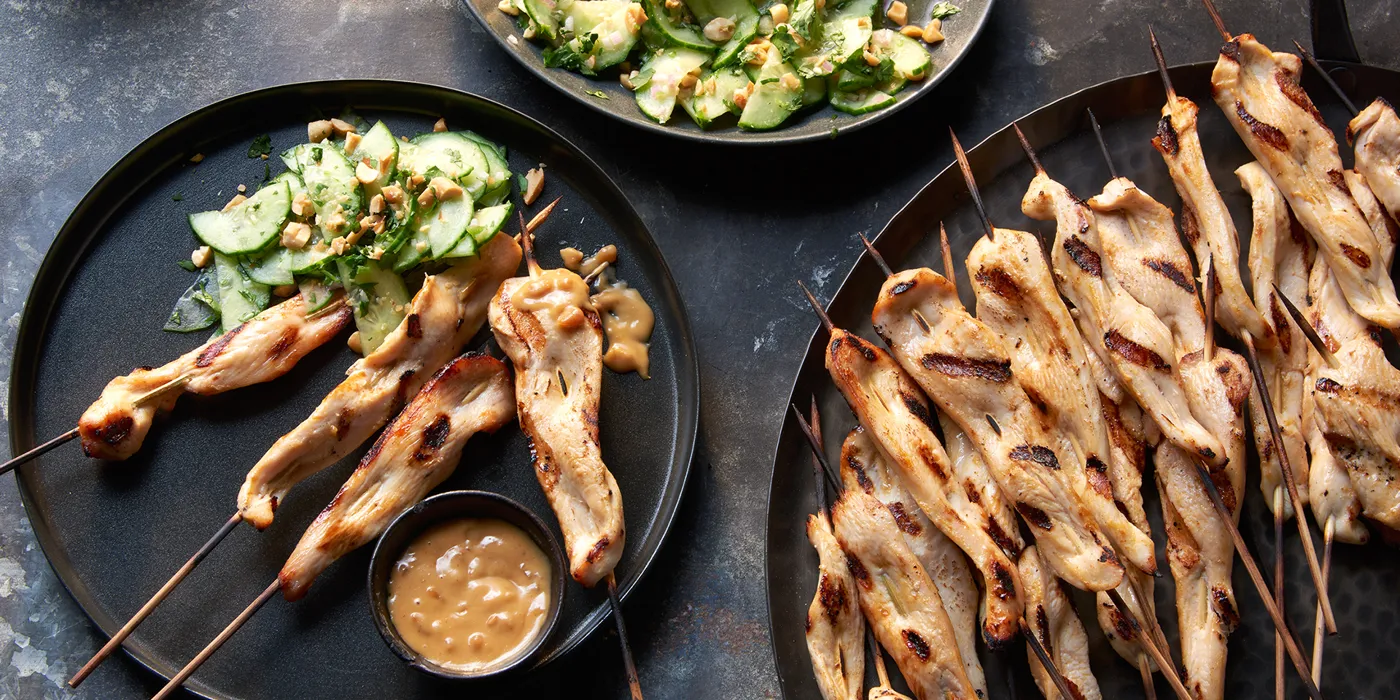 Piletina satay s ljutim umakom od kikirikija i salatom od krastavca