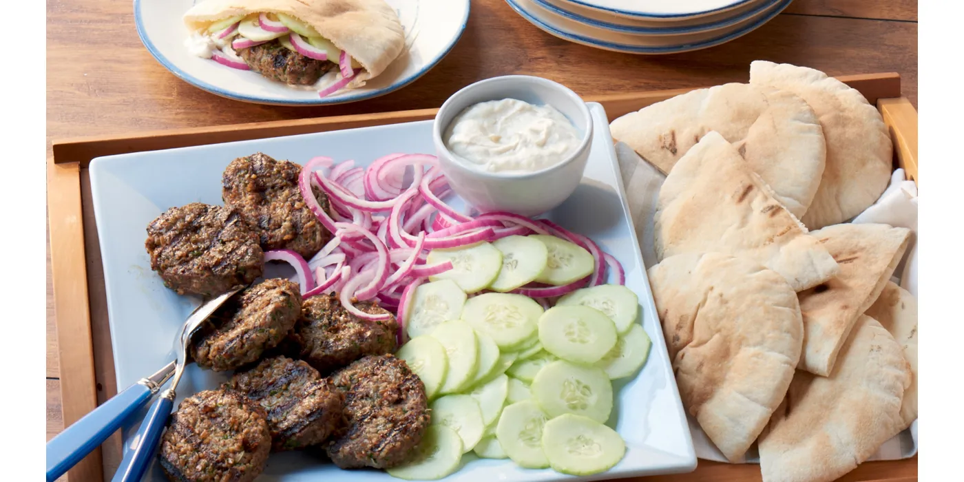 Pita sendviči s roštiljanim pljeskavicama i tahini umakom od limuna