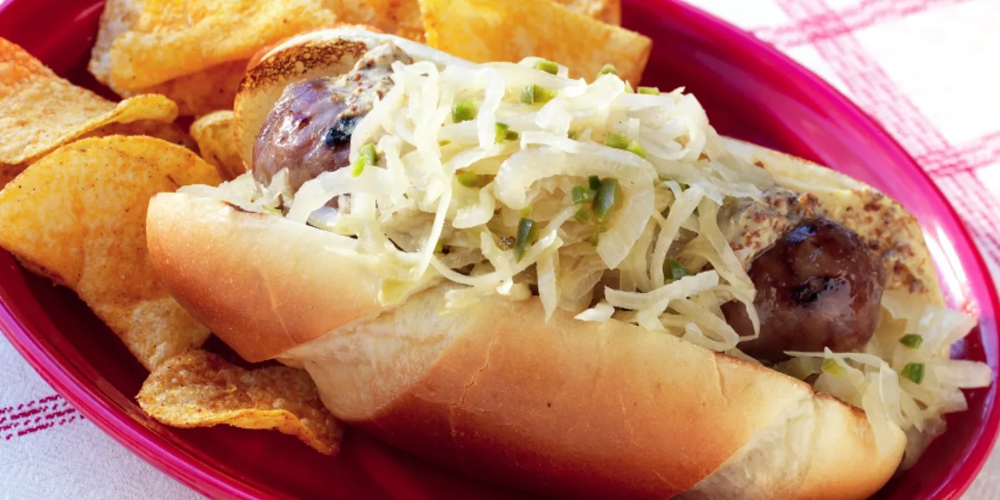 Pivske kobasice s kiselim kupusom, lukom i jalapeno papričicama