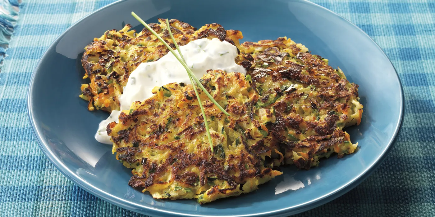 Pljeskavice od tikvica, mrkve i pastrnjaka s limunovim jogurt umakom