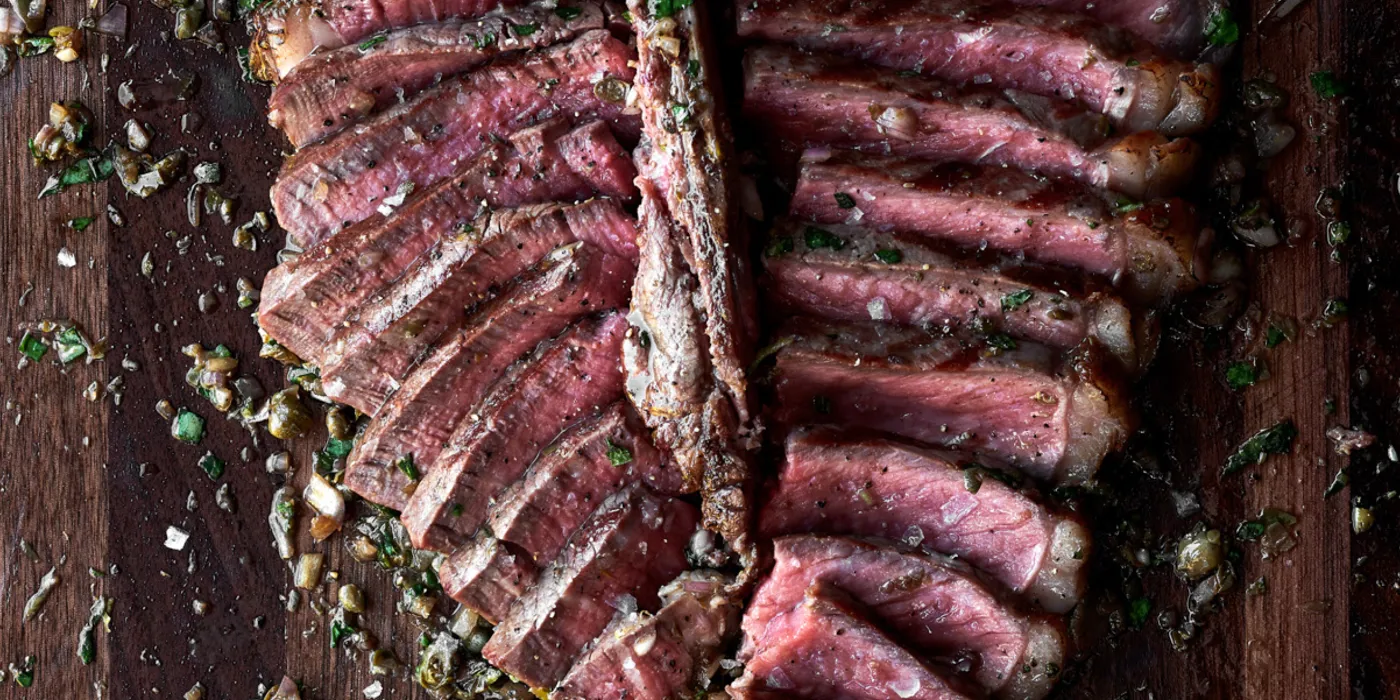 Porterhouse odresci sa začinskim umakom na dasci