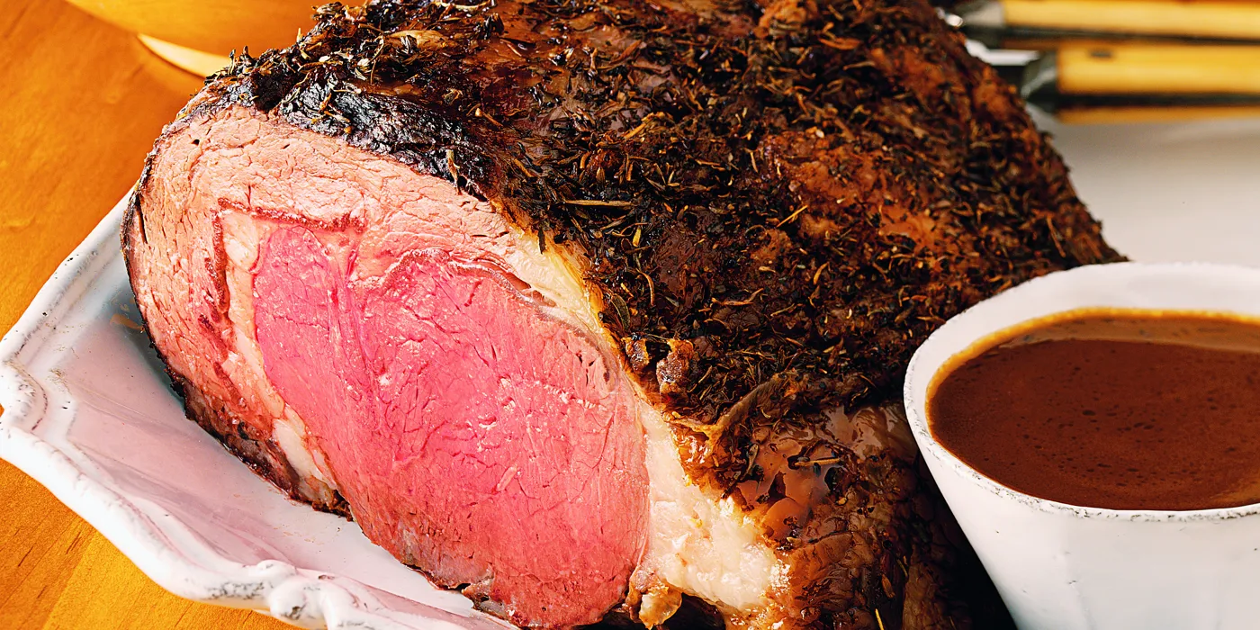 Prime rib s korom od začinskog bilja i umakom od crnog vina