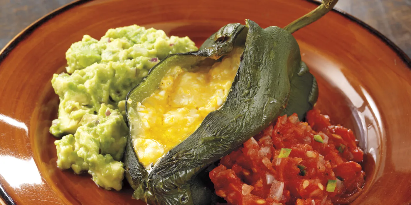 Punjene čili paprike s umakom od rajčice i guacamoleom