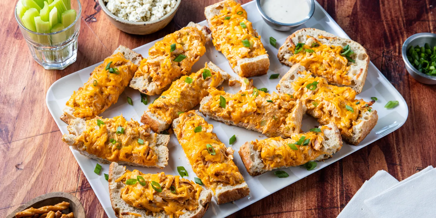 Punjeni francuski kruh s piletinom u buffalo umaku i sirom