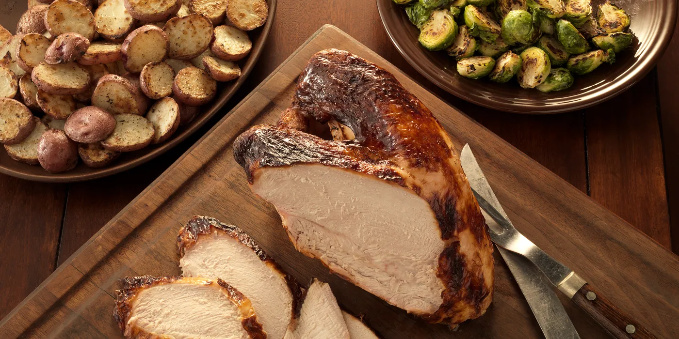 Pureća prsa marinirana u mlaćenici s mladim krumpirom i prokulicama