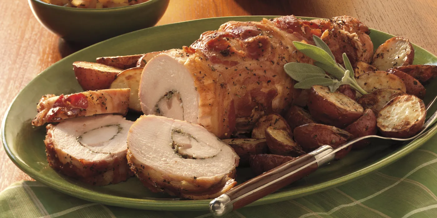 Pureća prsa s pancetom i ružmarinom uz pečeni krumpir i relish od jabuka