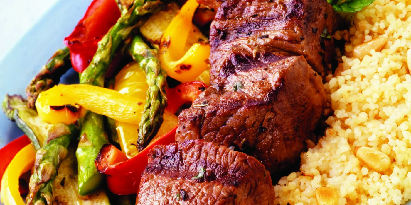 Ražnjići od janjetine s začinskim biljem, kuskusom i povrćem