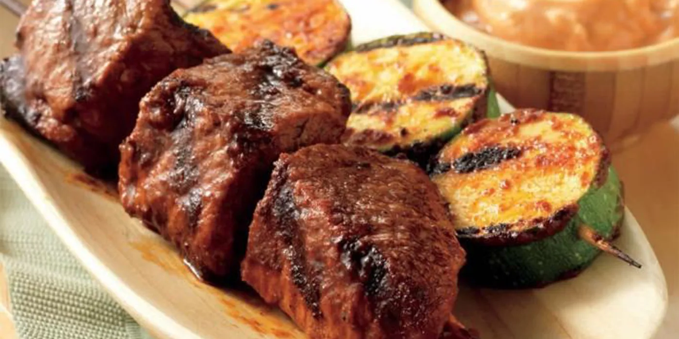 Ražnjići od tri-tip govedine i tikvica s dimljenom paprikom aioli