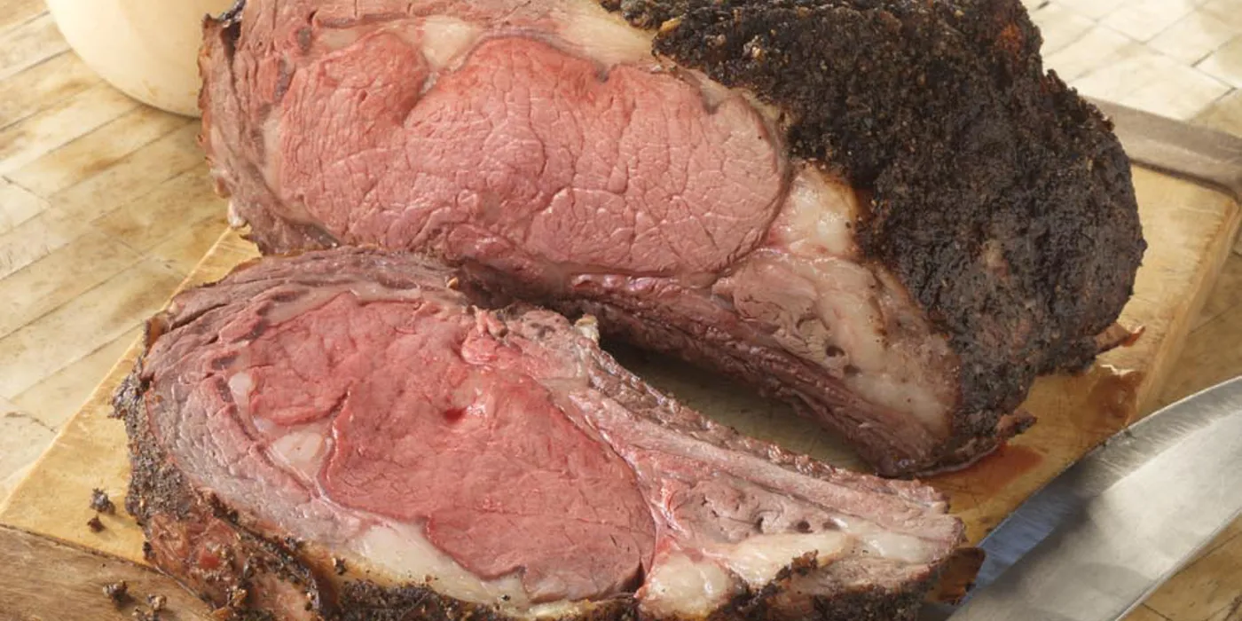 Rebra u korici od papra s pesto umakom od tri vrste bilja i lješnjaka